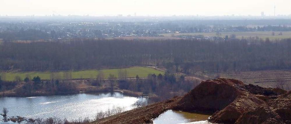 Bei klarem Wetter reicht der Blick von den Arkenbergen bis zum Fernsehturm (rechts im Bild). Aber Berlin scheint weit weg von hier.