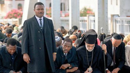 Beten für die Bürgerrechte. Martin Luther King (David Oyelowo) mit Demonstranten auf der Pettus-Brücke in Selma. 