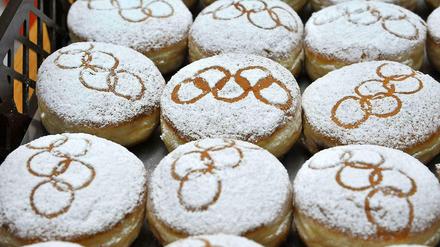 Pfannkuchen für Olympia. Justizsenator Thomas Heilmann warb in der Marheinekehalle für die Spiele. 