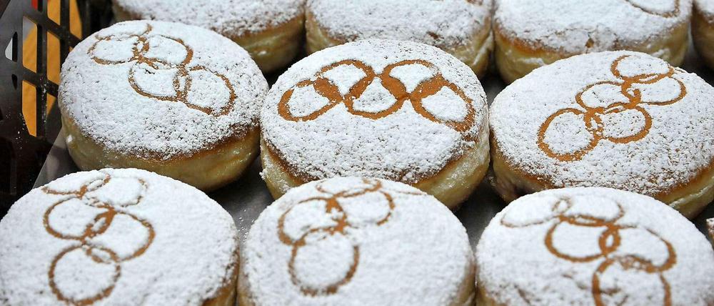Pfannkuchen für Olympia. Justizsenator Thomas Heilmann warb in der Marheinekehalle für die Spiele. 