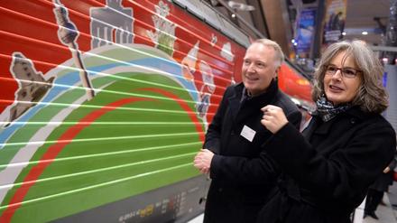 Wo geht's hier zu meinem Arbeitsplatz? Alexander Kaczmarek reibt sich im Hauptbahnhof Berlin die Hände.