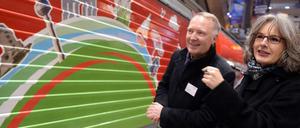 Wo geht's hier zu meinem Arbeitsplatz? Alexander Kaczmarek reibt sich im Hauptbahnhof Berlin die Hände.