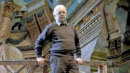 Luca Ronconi posiert 2007 vor dem Bühnenbild zu seiner "Tosca"-Inszenierung in Sevilla.