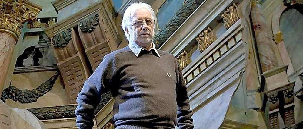 Luca Ronconi posiert 2007 vor dem Bühnenbild zu seiner "Tosca"-Inszenierung in Sevilla.