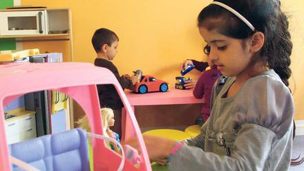 Fröhliche Momente. Hier spielen Flüchtlingskinder im Kindertreff des Flüchtlingsheims im Haus 25 der ehemaligen Karl-Bonhoeffer-Nervenklinik in Reinickendorf.