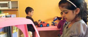 Fröhliche Momente. Hier spielen Flüchtlingskinder im Kindertreff des Flüchtlingsheims im Haus 25 der ehemaligen Karl-Bonhoeffer-Nervenklinik in Reinickendorf.