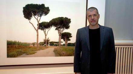 Fotograf Hans-Christian Schink vor einem Motiv aus seiner Serie "Aqua Claudia".
