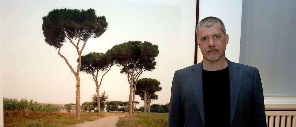 Fotograf Hans-Christian Schink vor einem Motiv aus seiner Serie "Aqua Claudia".