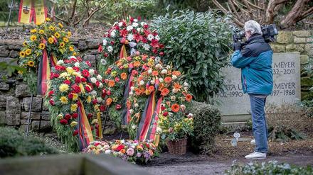 Das Interesse war groß, nicht nur Pressevertreter wie dieser Kameramann folgten dem Trauerzug auf den Waldfriedhof nach Dahlem.