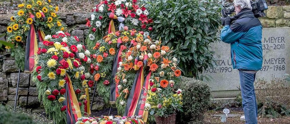 Das Interesse war groß, nicht nur Pressevertreter wie dieser Kameramann folgten dem Trauerzug auf den Waldfriedhof nach Dahlem.