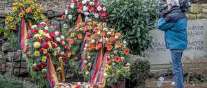 Das Interesse war groß, nicht nur Pressevertreter wie dieser Kameramann folgten dem Trauerzug auf den Waldfriedhof nach Dahlem.