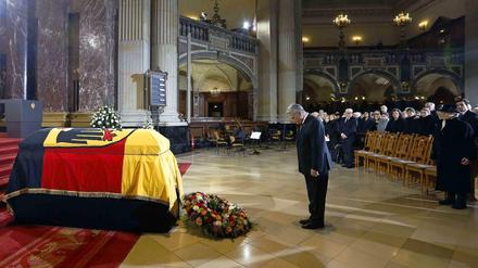 Bundespräsident Joachim Gauck verneigt sich während der Trauerfeier vor dem Sarg von Richard von Weizsäcker im Berliner Dom.