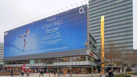 Schönheitskur zum 50. Geburtstag. Am Europa-Center wird bis Ende Mai 2015 die Fassade des Flachbaus saniert.