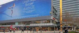 Schönheitskur zum 50. Geburtstag. Am Europa-Center wird bis Ende Mai 2015 die Fassade des Flachbaus saniert.