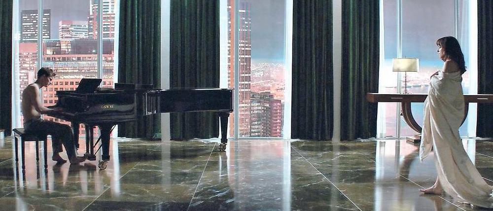 Weit weg vom Sexschocker: "Fifty Shades Of Grey" kommt beinahe ohne explizite Szenen aus. Dakota Johnson spielt die 21-jährige Literaturstudentin Anastasia Steele, Jamie Dornan den Milliardär Christian Grey.