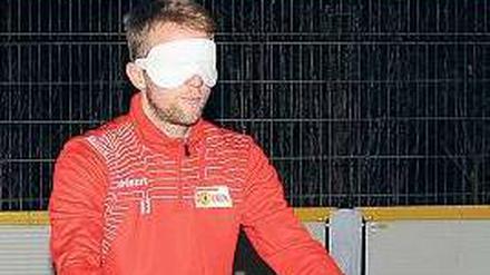 Gar nicht so einfach! Björn Kopplin beim Versuch, blind den Ball zu treffen.