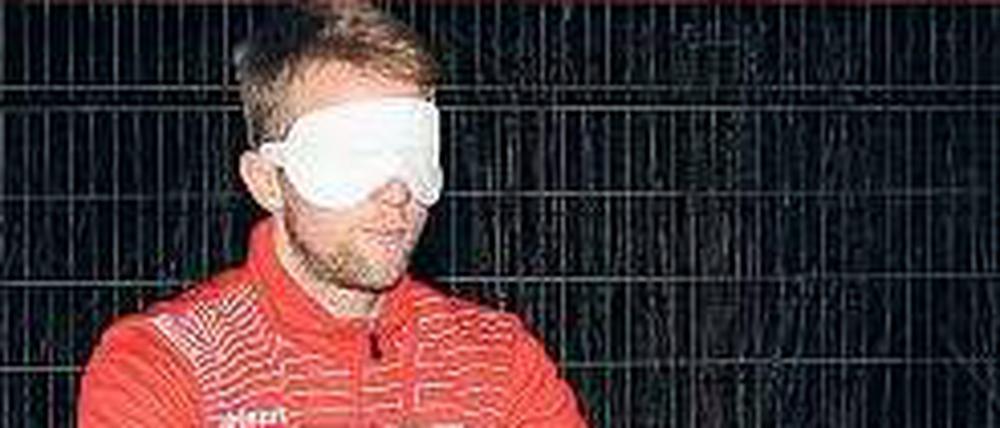 Gar nicht so einfach! Björn Kopplin beim Versuch, blind den Ball zu treffen.