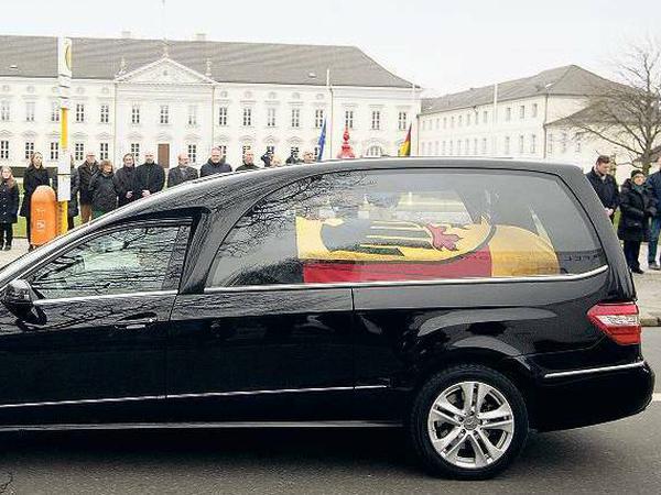 Geleit. Nach dem Staatsakt fuhr die Eskorte an Weizsäckers Arbeitsplatz, dem Schloss Bellevue, vorbei.
