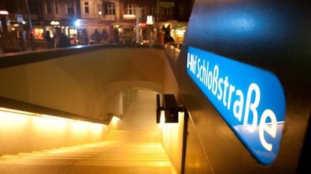 Markante Optik. Der Bahnhof besicht durch sein farbenfrohes Design.