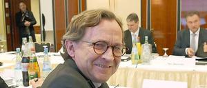 Claus Weselsky (r), Bundesvorsitzender der Gewerkschaft Deutscher Lokomotivführer GDL, und Ulrich Weber (vorne), Personalvorstand der Deutschen Bahn, sitzen sich zu Beginn der Verhandlungen gegenüber.