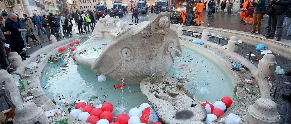 Fußball-Hooligans aus Rotterdam verwüsteten einen Brunnen an der Spanischen Treppe in Rom.