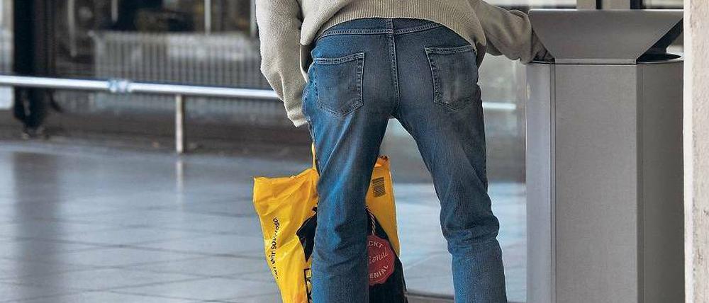 Am Rand. Ein Mann sucht in einem Mülleimer am Flughafen Tegel nach Brauchbarem. Nach einer Studie des Paritätischen Wohlfahrtsverbandes ist das Armutsrisiko in Berlin deutlich höher als im Bundesdurchschnitt.