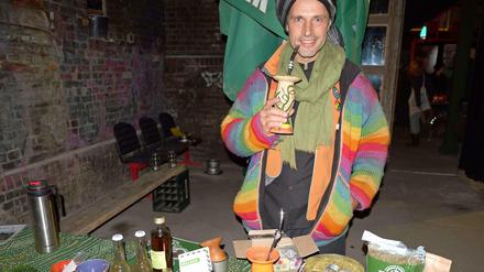 Mate-Ritual in der alten Brauerei. Fabricio do Canto an seinem Stand.