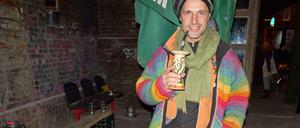 Mate-Ritual in der alten Brauerei. Fabricio do Canto an seinem Stand.