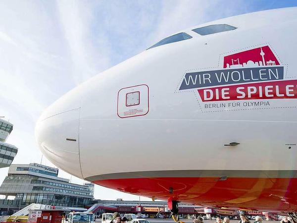Die Berliner Olympiakampagne "Wir wollen die Spiele" - im Bild das Logo auf einem Flugzeug am Flughafen Tegel.