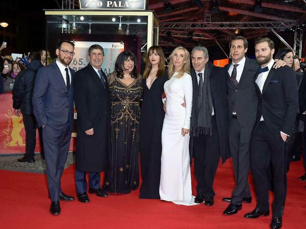 Dakota Johnson (4.vl), Jamie Dornan (r), Regisseurin Sam Taylor-Johnson (4.vr) und die Bestsellerautorin E.L. James (3.vl) bei der Premiere von "Fifty Shades of Grey" bei der Berlinale in Berlin.