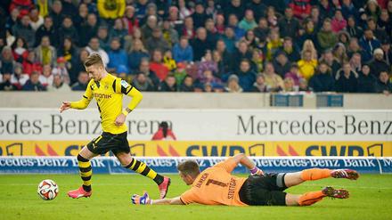 Die Entscheidung: Marco Reus trifft nach einem katastrophalen Fehlpass zum 3:1 für Borussia Dortmund.