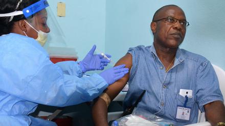 Dieser Arzt nimmt in Monrovia an einem Testlauf für einen Ebola-Impfstoff teil.