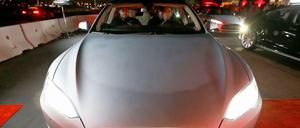 Ausgebremst. Tesla macht weniger Umsatz als erwartet und schreibt rote Zahlen