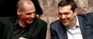 Die Griechen können wieder ein bisschen lachen: Ministerpräsident Alexis Tsipras mit seinem Finanzminister Yanis Varoufakis. 