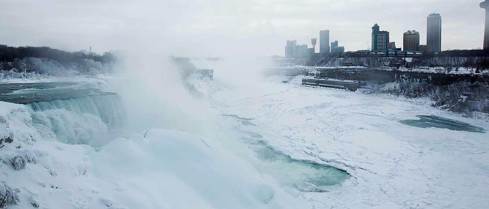 In der Sprache der Ureinwohner bedeutet Niagara "donnerndes Wasser". Davon ist derzeit nicht viel zu sehen: Bei Minus 14 Grad Celsius sind die Niagara-Wasserfälle an der Grenze zwischen dem US-Bundesstaat New York und der kanadischen Provinz Ontario seit Dienstag zugefroren. 