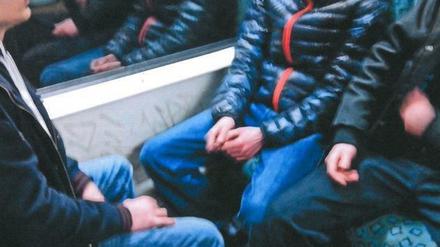 Ein Bild der mutmaßlichen Täter. Der Mann am linken Bildrand soll der Messerstecher sein. 