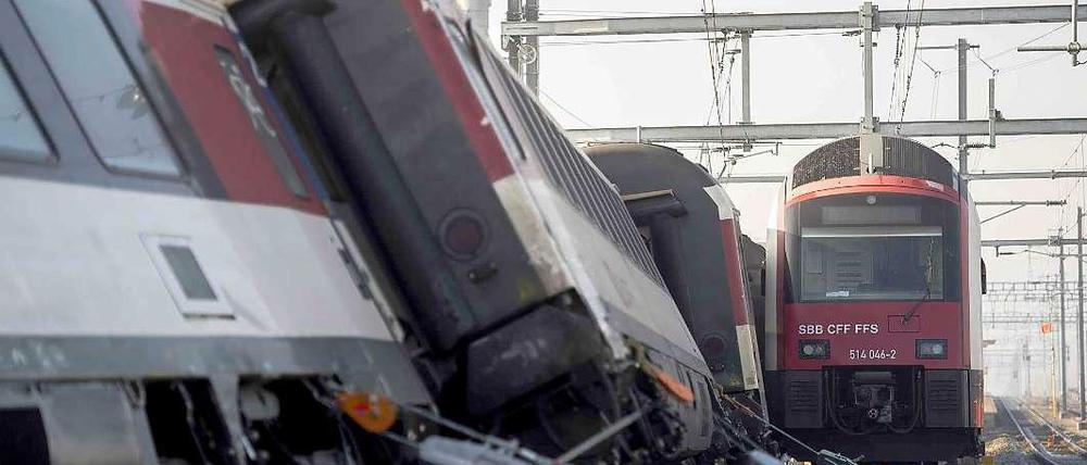 Der Unglücksort Rafz, in der Nähe von Zürich, Schweiz: Zusammenprall eines Schnellzuges und einer S-Bahn. 