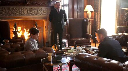 Die erste Begegnung: James Gordon (Ben McKenzie, r.) ermittelt in seinem ersten Fall und hofft von Bruce (David Mazouz, l.) und Alfred Pennyworth (Sean Pertwee, M.) Informationen zu bekommen, wer der etwas mit dem Mord an Thomas und Martha Wayne zu tun haben könnte.