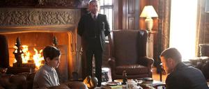 Die erste Begegnung: James Gordon (Ben McKenzie, r.) ermittelt in seinem ersten Fall und hofft von Bruce (David Mazouz, l.) und Alfred Pennyworth (Sean Pertwee, M.) Informationen zu bekommen, wer der etwas mit dem Mord an Thomas und Martha Wayne zu tun haben könnte.