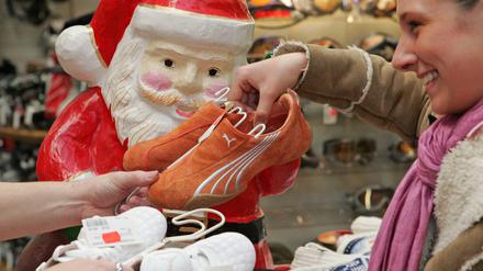 Falsche Farbe. Nach Weihnachten bringen viele Menschen ihre Geschenke zurück. Allerdings werden es immer weniger.