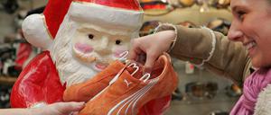 Falsche Farbe. Nach Weihnachten bringen viele Menschen ihre Geschenke zurück. Allerdings werden es immer weniger.