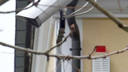 Ob's hilft? Privathaus mit Kamera und Alarmanlage.