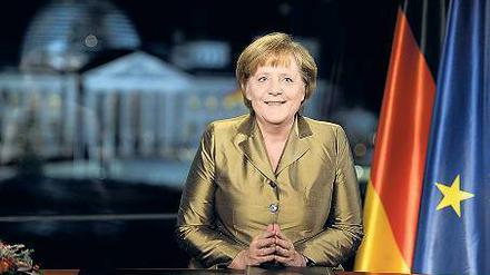 Mehr an die frische Luft! Goldglänzend und vor imposanter Kulisse verkündet Angela Merkel gute Vorsätze fürs Jahr 2014.