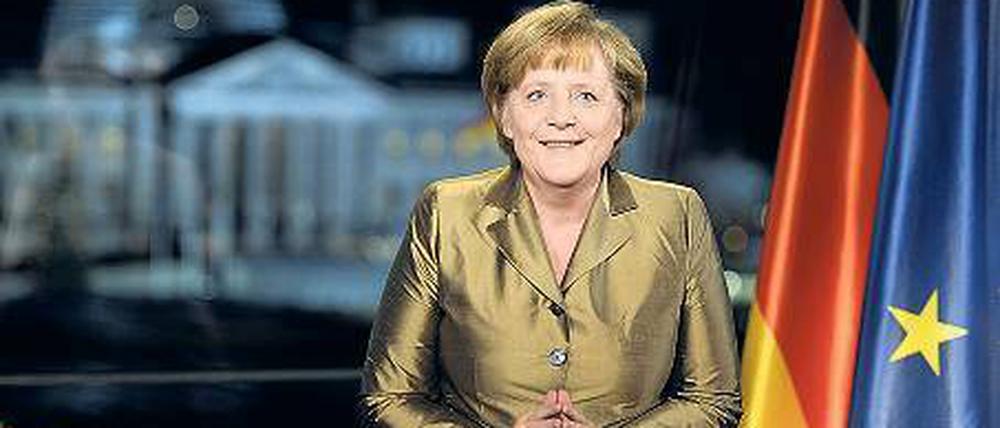 Mehr an die frische Luft! Goldglänzend und vor imposanter Kulisse verkündet Angela Merkel gute Vorsätze fürs Jahr 2014.