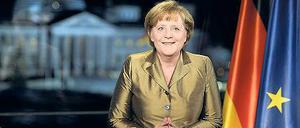 Mehr an die frische Luft! Goldglänzend und vor imposanter Kulisse verkündet Angela Merkel gute Vorsätze fürs Jahr 2014.