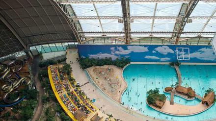 Draufblick. Eigentlich sollten Luftschiffe in der Halle gebaut werden. Jetzt befindet sich der Freizeitpark Tropical Islands darin.