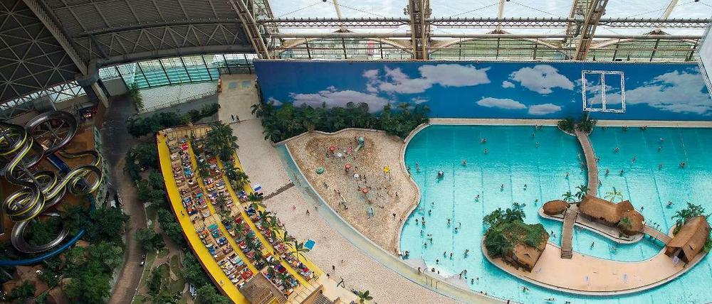 Draufblick. Eigentlich sollten Luftschiffe in der Halle gebaut werden. Jetzt befindet sich der Freizeitpark Tropical Islands darin.