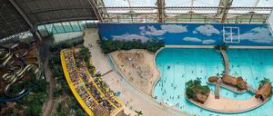 Draufblick. Eigentlich sollten Luftschiffe in der Halle gebaut werden. Jetzt befindet sich der Freizeitpark Tropical Islands darin.