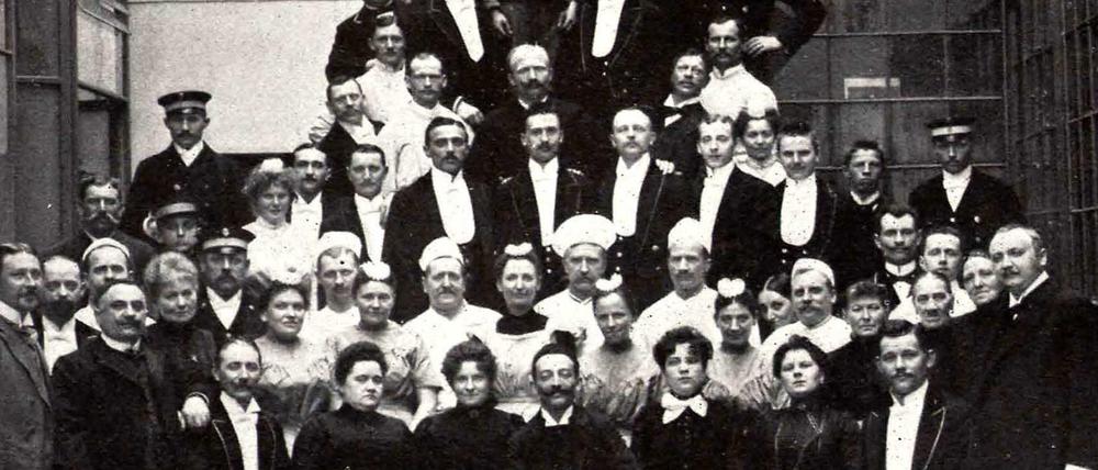 Ein Gruppenfoto mit dem Personal des Victoria-Cafés aus dem Jahre 1902.