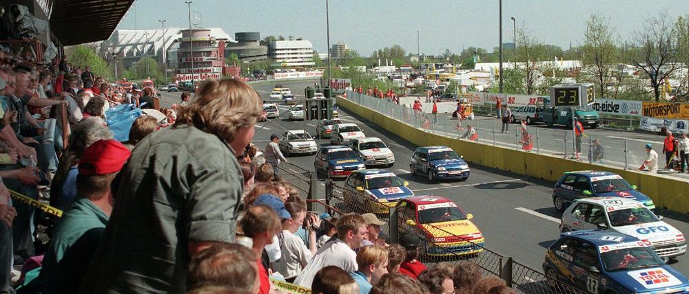 Lang ist's her. Als Rennstrecke wie hier 1997 wird die Avus schon lange nicht mehr benutzt. Für die denkmalgeschützte Tribüne gibt es aber große Pläne - mehr allerdings bisher auch nicht.
